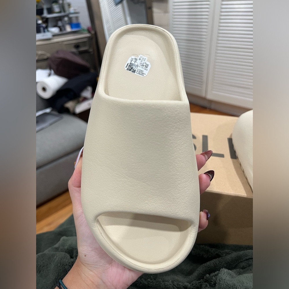 Yeezy Slides - Picture 9 of 10